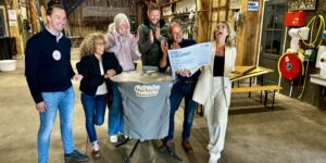 We kregen de cheque van de Rabo Clubsupport actie overhandigd.